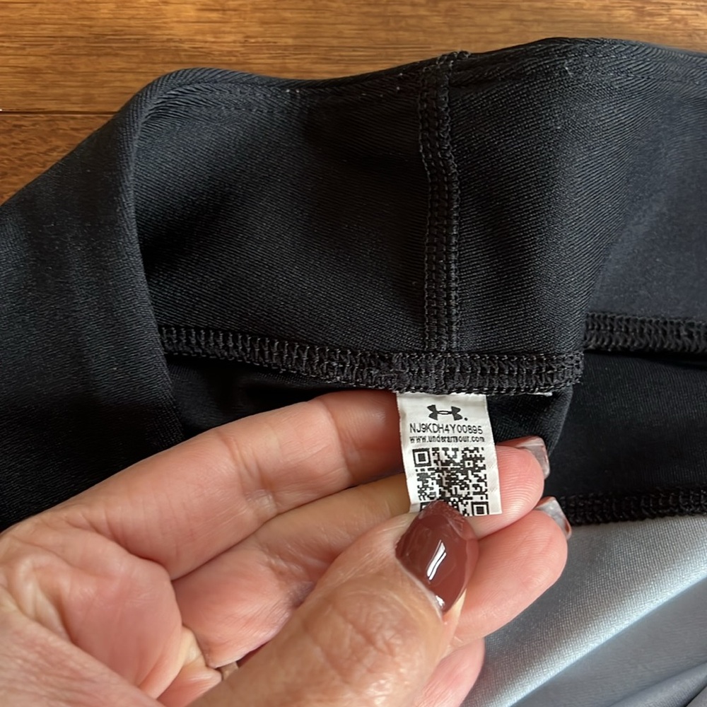 Under Armour Cropped Grey Patterned Leggings Shou… - image 4